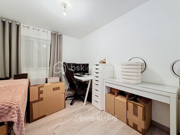 Il existe des appartements que l'on visite. Et il existe ceux dans lesquels on s'imagine déjà vivre.

Situé au 2ᵉ étage avec ascenseur d'une résidence soignée construite en 1990, cet appartement d'environ 75 m² séduit immédiatement par sa luminosité, ses volumes et son excellent état d'entretien.

Dès l'entrée, la circulation est fluide et les espaces parfaitement agencés. La pièce de vie, spacieuse et conviviale, bénéficie d'une double exposition Est / Sud-Ouest qui apporte une belle lumière naturelle tout au long de la journée. Elle permet d'aménager confortablement un salon ainsi qu'un véritable espace repas.

La cuisine indépendante, entièrement équipée, dispose de son propre accès au balcon et offre un espace fonctionnel particulièrement agréable au quotidien.

L'espace nuit comprend deux chambres, une salle de bains en excellent état ainsi que des toilettes indépendantes.

Les deux balcons constituent un véritable atout et permettent de profiter de l'extérieur à différents moments de la journée.

L'appartement est équipé de double vitrage, de la fibre optique, d'un interphone et bénéficie d'une cave. Le stationnement est libre au sein de la copropriété.

La résidence est idéalement située rue de l'Ancienne Filature à Wittenheim, à proximité immédiate des commerces, des écoles, des transports en commun ainsi que des principaux axes routiers permettant de rejoindre rapidement Mulhouse, les zones commerciales et les accès vers Colmar, Belfort ou Bâle.

Cet appartement conviendra parfaitement à un premier achat, à un couple, à une petite famille ou à toute personne recherchant un logement lumineux, fonctionnel et prêt à vivre.

Appartement T3 de 75 m². Résidence de 1990. 2 chambres. 2ᵉ étage sur 4 avec ascenseur. Deux balcons. Cave. Chauffage électrique par radiateurs. Charges de copropriété de 1 450 € par an comprenant les charges communes, l'eau froide et l'entretien de l'ascenseur, auxquelles s'ajoutent 68 € par an de provision pour le fonds de travaux. Taxe foncière : 970 € par an. Estimation des dépenses énergétiques : entre 1 370 € et 1 900 € par an.

Prix : 137 000 € FAI.

Contactez-moi pour plus d'informations ou pour organiser une visite.

Vous avez un projet immobilier à Wittenheim, Riedisheim, Mulhouse ou dans l'agglomération mulhousienne ? Échangeons ensemble.