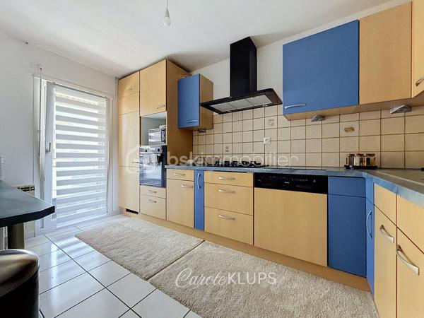 Il existe des appartements que l'on visite. Et il existe ceux dans lesquels on s'imagine déjà vivre.

Situé au 2ᵉ étage avec ascenseur d'une résidence soignée construite en 1990, cet appartement d'environ 75 m² séduit immédiatement par sa luminosité, ses volumes et son excellent état d'entretien.

Dès l'entrée, la circulation est fluide et les espaces parfaitement agencés. La pièce de vie, spacieuse et conviviale, bénéficie d'une double exposition Est / Sud-Ouest qui apporte une belle lumière naturelle tout au long de la journée. Elle permet d'aménager confortablement un salon ainsi qu'un véritable espace repas.

La cuisine indépendante, entièrement équipée, dispose de son propre accès au balcon et offre un espace fonctionnel particulièrement agréable au quotidien.

L'espace nuit comprend deux chambres, une salle de bains en excellent état ainsi que des toilettes indépendantes.

Les deux balcons constituent un véritable atout et permettent de profiter de l'extérieur à différents moments de la journée.

L'appartement est équipé de double vitrage, de la fibre optique, d'un interphone et bénéficie d'une cave. Le stationnement est libre au sein de la copropriété.

La résidence est idéalement située rue de l'Ancienne Filature à Wittenheim, à proximité immédiate des commerces, des écoles, des transports en commun ainsi que des principaux axes routiers permettant de rejoindre rapidement Mulhouse, les zones commerciales et les accès vers Colmar, Belfort ou Bâle.

Cet appartement conviendra parfaitement à un premier achat, à un couple, à une petite famille ou à toute personne recherchant un logement lumineux, fonctionnel et prêt à vivre.

Appartement T3 de 75 m². Résidence de 1990. 2 chambres. 2ᵉ étage sur 4 avec ascenseur. Deux balcons. Cave. Chauffage électrique par radiateurs. Charges de copropriété de 1 450 € par an comprenant les charges communes, l'eau froide et l'entretien de l'ascenseur, auxquelles s'ajoutent 68 € par an de provision pour le fonds de travaux. Taxe foncière : 970 € par an. Estimation des dépenses énergétiques : entre 1 370 € et 1 900 € par an.

Prix : 137 000 € FAI.

Contactez-moi pour plus d'informations ou pour organiser une visite.

Vous avez un projet immobilier à Wittenheim, Riedisheim, Mulhouse ou dans l'agglomération mulhousienne ? Échangeons ensemble.