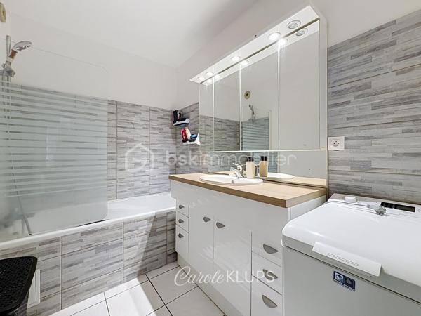 Il existe des appartements que l'on visite. Et il existe ceux dans lesquels on s'imagine déjà vivre.

Situé au 2ᵉ étage avec ascenseur d'une résidence soignée construite en 1990, cet appartement d'environ 75 m² séduit immédiatement par sa luminosité, ses volumes et son excellent état d'entretien.

Dès l'entrée, la circulation est fluide et les espaces parfaitement agencés. La pièce de vie, spacieuse et conviviale, bénéficie d'une double exposition Est / Sud-Ouest qui apporte une belle lumière naturelle tout au long de la journée. Elle permet d'aménager confortablement un salon ainsi qu'un véritable espace repas.

La cuisine indépendante, entièrement équipée, dispose de son propre accès au balcon et offre un espace fonctionnel particulièrement agréable au quotidien.

L'espace nuit comprend deux chambres, une salle de bains en excellent état ainsi que des toilettes indépendantes.

Les deux balcons constituent un véritable atout et permettent de profiter de l'extérieur à différents moments de la journée.

L'appartement est équipé de double vitrage, de la fibre optique, d'un interphone et bénéficie d'une cave. Le stationnement est libre au sein de la copropriété.

La résidence est idéalement située rue de l'Ancienne Filature à Wittenheim, à proximité immédiate des commerces, des écoles, des transports en commun ainsi que des principaux axes routiers permettant de rejoindre rapidement Mulhouse, les zones commerciales et les accès vers Colmar, Belfort ou Bâle.

Cet appartement conviendra parfaitement à un premier achat, à un couple, à une petite famille ou à toute personne recherchant un logement lumineux, fonctionnel et prêt à vivre.

Appartement T3 de 75 m². Résidence de 1990. 2 chambres. 2ᵉ étage sur 4 avec ascenseur. Deux balcons. Cave. Chauffage électrique par radiateurs. Charges de copropriété de 1 450 € par an comprenant les charges communes, l'eau froide et l'entretien de l'ascenseur, auxquelles s'ajoutent 68 € par an de provision pour le fonds de travaux. Taxe foncière : 970 € par an. Estimation des dépenses énergétiques : entre 1 370 € et 1 900 € par an.

Prix : 137 000 € FAI.

Contactez-moi pour plus d'informations ou pour organiser une visite.

Vous avez un projet immobilier à Wittenheim, Riedisheim, Mulhouse ou dans l'agglomération mulhousienne ? Échangeons ensemble.