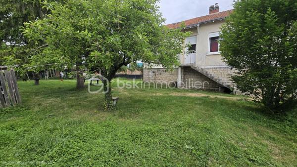 Venez vite découvrir cette superbe maison de 114 m², située à Châtellerault 86, à deux pas de toutes les commodités, quatre minutes de la gare en voiture, deux minutes à pied, des commerces.
Ce superbe bien immobilier est composé : 

INTÉRIEUR REZ-DE-CHAUSSÉE
- Entrée spacieuse
- Cuisine spacieuse, aménagée, équipée , four, plaque gaz de ville, hotte et rangement avec îlot centrale, ouverte sur salon /séjour, balcon.
- Cellier, accé au sous-sol par escalier intérieur.
- Deux chambres dont une avec dressing
- Une salle de bains
- WC séparé

A L’ÉTAGE, MANSARDE
- Grand pallier, salle de jeu, petit salon
- Deux belle chambres

SOUS-SOL
- Cave 
- Chaufferie
- Pièce aménagée, après isolation et changement de fenêtre, celle ci pourrait être une chambre ou tout autre pièce à votre convenance
- Grand garage 
- Atelier

EXTÉRIEUR:
- Maison en partie mitoyenne sur un coté.
- Celle-ci est implantée sur une parcelle de terrain de 1047 m²,clôturé, arborés.
- Un superbe four à pizza est installé dans un charmant chalet.
- Cabanon de jardin 
- Maisonnette de jardin
- Terrasse et Spa

PARTIES TECHNIQUES:
- Type de chauffage chaudière gaz de ville
- Chauffe eau électrique
- Portail électrique
- Volet  roulant électrique
- Double vitrage PVC, et bois au sous sol
Cette superbe maison est classée DPE E à 14 points de passer en D, isolation à améliorer !!
Ce magnifique bien n'attend que vous pour être amélioré et rénover par vos soin!!
Une visite ?