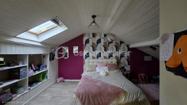 Venez vite découvrir cette superbe maison de 114 m², située à Châtellerault 86, à deux pas de toutes les commodités, quatre minutes de la gare en voiture, deux minutes à pied, des commerces.
Ce superbe bien immobilier est composé : 

INTÉRIEUR REZ-DE-CHAUSSÉE
- Entrée spacieuse
- Cuisine spacieuse, aménagée, équipée , four, plaque gaz de ville, hotte et rangement avec îlot centrale, ouverte sur salon /séjour, balcon.
- Cellier, accé au sous-sol par escalier intérieur.
- Deux chambres dont une avec dressing
- Une salle de bains
- WC séparé

A L’ÉTAGE, MANSARDE
- Grand pallier, salle de jeu, petit salon
- Deux belle chambres

SOUS-SOL
- Cave 
- Chaufferie
- Pièce aménagée, après isolation et changement de fenêtre, celle ci pourrait être une chambre ou tout autre pièce à votre convenance
- Grand garage 
- Atelier

EXTÉRIEUR:
- Maison en partie mitoyenne sur un coté.
- Celle-ci est implantée sur une parcelle de terrain de 1047 m²,clôturé, arborés.
- Un superbe four à pizza est installé dans un charmant chalet.
- Cabanon de jardin 
- Maisonnette de jardin
- Terrasse et Spa

PARTIES TECHNIQUES:
- Type de chauffage chaudière gaz de ville
- Chauffe eau électrique
- Portail électrique
- Volet  roulant électrique
- Double vitrage PVC, et bois au sous sol
Cette superbe maison est classée DPE E à 14 points de passer en D, isolation à améliorer !!
Ce magnifique bien n'attend que vous pour être amélioré et rénover par vos soin!!
Une visite ?