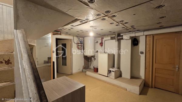 Venez vite découvrir cette superbe maison de 114 m², située à Châtellerault 86, à deux pas de toutes les commodités, quatre minutes de la gare en voiture, deux minutes à pied, des commerces.
Ce superbe bien immobilier est composé : 

INTÉRIEUR REZ-DE-CHAUSSÉE
- Entrée spacieuse
- Cuisine spacieuse, aménagée, équipée , four, plaque gaz de ville, hotte et rangement avec îlot centrale, ouverte sur salon /séjour, balcon.
- Cellier, accé au sous-sol par escalier intérieur.
- Deux chambres dont une avec dressing
- Une salle de bains
- WC séparé

A L’ÉTAGE, MANSARDE
- Grand pallier, salle de jeu, petit salon
- Deux belle chambres

SOUS-SOL
- Cave 
- Chaufferie
- Pièce aménagée, après isolation et changement de fenêtre, celle ci pourrait être une chambre ou tout autre pièce à votre convenance
- Grand garage 
- Atelier

EXTÉRIEUR:
- Maison en partie mitoyenne sur un coté.
- Celle-ci est implantée sur une parcelle de terrain de 1047 m²,clôturé, arborés.
- Un superbe four à pizza est installé dans un charmant chalet.
- Cabanon de jardin 
- Maisonnette de jardin
- Terrasse et Spa

PARTIES TECHNIQUES:
- Type de chauffage chaudière gaz de ville
- Chauffe eau électrique
- Portail électrique
- Volet  roulant électrique
- Double vitrage PVC, et bois au sous sol
Cette superbe maison est classée DPE E à 14 points de passer en D, isolation à améliorer !!
Ce magnifique bien n'attend que vous pour être amélioré et rénover par vos soin!!
Une visite ?