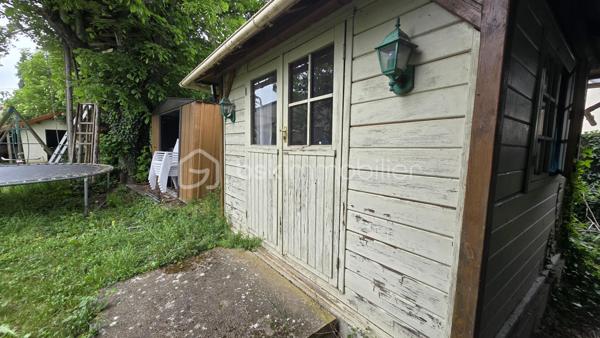 Venez vite découvrir cette superbe maison de 114 m², située à Châtellerault 86, à deux pas de toutes les commodités, quatre minutes de la gare en voiture, deux minutes à pied, des commerces.
Ce superbe bien immobilier est composé : 

INTÉRIEUR REZ-DE-CHAUSSÉE
- Entrée spacieuse
- Cuisine spacieuse, aménagée, équipée , four, plaque gaz de ville, hotte et rangement avec îlot centrale, ouverte sur salon /séjour, balcon.
- Cellier, accé au sous-sol par escalier intérieur.
- Deux chambres dont une avec dressing
- Une salle de bains
- WC séparé

A L’ÉTAGE, MANSARDE
- Grand pallier, salle de jeu, petit salon
- Deux belle chambres

SOUS-SOL
- Cave 
- Chaufferie
- Pièce aménagée, après isolation et changement de fenêtre, celle ci pourrait être une chambre ou tout autre pièce à votre convenance
- Grand garage 
- Atelier

EXTÉRIEUR:
- Maison en partie mitoyenne sur un coté.
- Celle-ci est implantée sur une parcelle de terrain de 1047 m²,clôturé, arborés.
- Un superbe four à pizza est installé dans un charmant chalet.
- Cabanon de jardin 
- Maisonnette de jardin
- Terrasse et Spa

PARTIES TECHNIQUES:
- Type de chauffage chaudière gaz de ville
- Chauffe eau électrique
- Portail électrique
- Volet  roulant électrique
- Double vitrage PVC, et bois au sous sol
Cette superbe maison est classée DPE E à 14 points de passer en D, isolation à améliorer !!
Ce magnifique bien n'attend que vous pour être amélioré et rénover par vos soin!!
Une visite ?