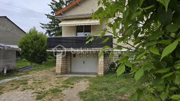 Venez vite découvrir cette superbe maison de 114 m², située à Châtellerault 86, à deux pas de toutes les commodités, quatre minutes de la gare en voiture, deux minutes à pied, des commerces.
Ce superbe bien immobilier est composé : 

INTÉRIEUR REZ-DE-CHAUSSÉE
- Entrée spacieuse
- Cuisine spacieuse, aménagée, équipée , four, plaque gaz de ville, hotte et rangement avec îlot centrale, ouverte sur salon /séjour, balcon.
- Cellier, accé au sous-sol par escalier intérieur.
- Deux chambres dont une avec dressing
- Une salle de bains
- WC séparé

A L’ÉTAGE, MANSARDE
- Grand pallier, salle de jeu, petit salon
- Deux belle chambres

SOUS-SOL
- Cave 
- Chaufferie
- Pièce aménagée, après isolation et changement de fenêtre, celle ci pourrait être une chambre ou tout autre pièce à votre convenance
- Grand garage 
- Atelier

EXTÉRIEUR:
- Maison en partie mitoyenne sur un coté.
- Celle-ci est implantée sur une parcelle de terrain de 1047 m²,clôturé, arborés.
- Un superbe four à pizza est installé dans un charmant chalet.
- Cabanon de jardin 
- Maisonnette de jardin
- Terrasse et Spa

PARTIES TECHNIQUES:
- Type de chauffage chaudière gaz de ville
- Chauffe eau électrique
- Portail électrique
- Volet  roulant électrique
- Double vitrage PVC, et bois au sous sol
Cette superbe maison est classée DPE E à 14 points de passer en D, isolation à améliorer !!
Ce magnifique bien n'attend que vous pour être amélioré et rénover par vos soin!!
Une visite ?