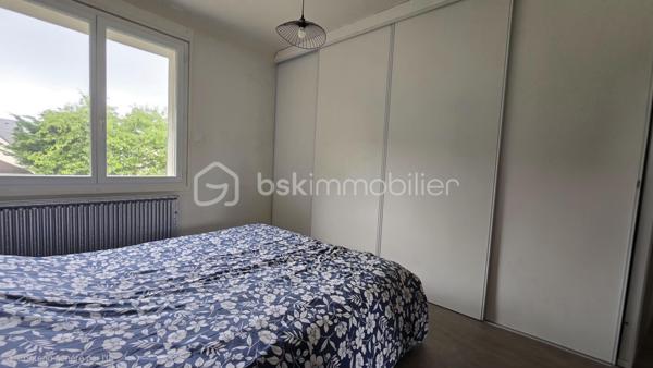 Venez vite découvrir cette superbe maison de 114 m², située à Châtellerault 86, à deux pas de toutes les commodités, quatre minutes de la gare en voiture, deux minutes à pied, des commerces.
Ce superbe bien immobilier est composé : 

INTÉRIEUR REZ-DE-CHAUSSÉE
- Entrée spacieuse
- Cuisine spacieuse, aménagée, équipée , four, plaque gaz de ville, hotte et rangement avec îlot centrale, ouverte sur salon /séjour, balcon.
- Cellier, accé au sous-sol par escalier intérieur.
- Deux chambres dont une avec dressing
- Une salle de bains
- WC séparé

A L’ÉTAGE, MANSARDE
- Grand pallier, salle de jeu, petit salon
- Deux belle chambres

SOUS-SOL
- Cave 
- Chaufferie
- Pièce aménagée, après isolation et changement de fenêtre, celle ci pourrait être une chambre ou tout autre pièce à votre convenance
- Grand garage 
- Atelier

EXTÉRIEUR:
- Maison en partie mitoyenne sur un coté.
- Celle-ci est implantée sur une parcelle de terrain de 1047 m²,clôturé, arborés.
- Un superbe four à pizza est installé dans un charmant chalet.
- Cabanon de jardin 
- Maisonnette de jardin
- Terrasse et Spa

PARTIES TECHNIQUES:
- Type de chauffage chaudière gaz de ville
- Chauffe eau électrique
- Portail électrique
- Volet  roulant électrique
- Double vitrage PVC, et bois au sous sol
Cette superbe maison est classée DPE E à 14 points de passer en D, isolation à améliorer !!
Ce magnifique bien n'attend que vous pour être amélioré et rénover par vos soin!!
Une visite ?