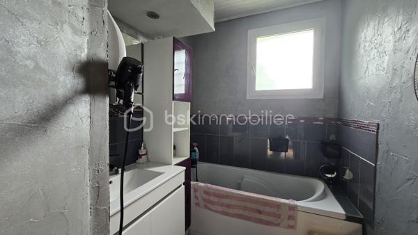 Venez vite découvrir cette superbe maison de 114 m², située à Châtellerault 86, à deux pas de toutes les commodités, quatre minutes de la gare en voiture, deux minutes à pied, des commerces.
Ce superbe bien immobilier est composé : 

INTÉRIEUR REZ-DE-CHAUSSÉE
- Entrée spacieuse
- Cuisine spacieuse, aménagée, équipée , four, plaque gaz de ville, hotte et rangement avec îlot centrale, ouverte sur salon /séjour, balcon.
- Cellier, accé au sous-sol par escalier intérieur.
- Deux chambres dont une avec dressing
- Une salle de bains
- WC séparé

A L’ÉTAGE, MANSARDE
- Grand pallier, salle de jeu, petit salon
- Deux belle chambres

SOUS-SOL
- Cave 
- Chaufferie
- Pièce aménagée, après isolation et changement de fenêtre, celle ci pourrait être une chambre ou tout autre pièce à votre convenance
- Grand garage 
- Atelier

EXTÉRIEUR:
- Maison en partie mitoyenne sur un coté.
- Celle-ci est implantée sur une parcelle de terrain de 1047 m²,clôturé, arborés.
- Un superbe four à pizza est installé dans un charmant chalet.
- Cabanon de jardin 
- Maisonnette de jardin
- Terrasse et Spa

PARTIES TECHNIQUES:
- Type de chauffage chaudière gaz de ville
- Chauffe eau électrique
- Portail électrique
- Volet  roulant électrique
- Double vitrage PVC, et bois au sous sol
Cette superbe maison est classée DPE E à 14 points de passer en D, isolation à améliorer !!
Ce magnifique bien n'attend que vous pour être amélioré et rénover par vos soin!!
Une visite ?
