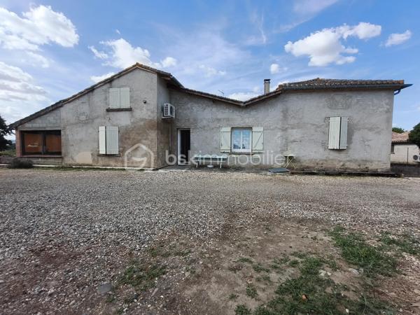 Cette maison de campagne vous attend, avec ses trois chambres (15, 15 et 20 m² environ), sa cuisine spacieuse (26 m² environ), sa salle-à-manger et son salon, salle d'eau et toilette. 
Sa grande véranda vous servira également de cuisine d'été.
Un cave complète le bien et ses deux hangar/séchoir à tabac. (59 et 80 m² environ).
Le terrain est quasi plat, avec un puits pour arroser le potager, le verger, et vos plantes ! Une partie de la parcelle est encore en zone constructible.

Isolation en laine de verre déroulée sur hourdis en 2016, isolation mur, double vitrage, volets bois, chauffage par PAC A/A de 2014, VMC, tout à l'égout, puits fonctionnel.

Une visite s'impose !
Votre conseillère est disponible 7/7 Jours.