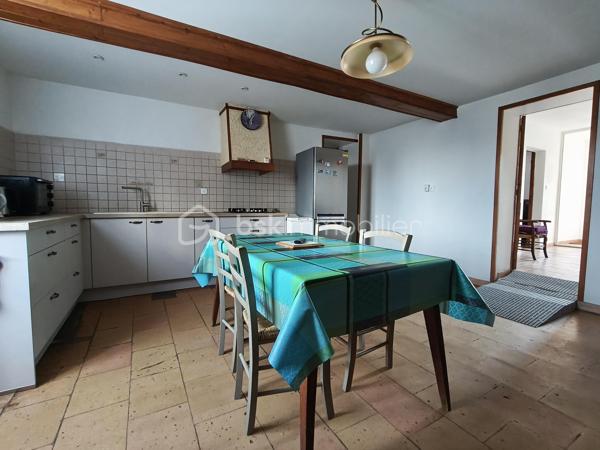 Cette maison de campagne vous attend, avec ses trois chambres (15, 15 et 20 m² environ), sa cuisine spacieuse (26 m² environ), sa salle-à-manger et son salon, salle d'eau et toilette. 
Sa grande véranda vous servira également de cuisine d'été.
Un cave complète le bien et ses deux hangar/séchoir à tabac. (59 et 80 m² environ).
Le terrain est quasi plat, avec un puits pour arroser le potager, le verger, et vos plantes ! Une partie de la parcelle est encore en zone constructible.

Isolation en laine de verre déroulée sur hourdis en 2016, isolation mur, double vitrage, volets bois, chauffage par PAC A/A de 2014, VMC, tout à l'égout, puits fonctionnel.

Une visite s'impose !
Votre conseillère est disponible 7/7 Jours.
