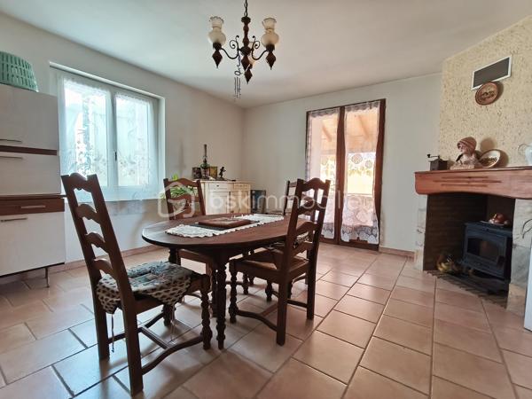 Cette maison de campagne vous attend, avec ses trois chambres (15, 15 et 20 m² environ), sa cuisine spacieuse (26 m² environ), sa salle-à-manger et son salon, salle d'eau et toilette. 
Sa grande véranda vous servira également de cuisine d'été.
Un cave complète le bien et ses deux hangar/séchoir à tabac. (59 et 80 m² environ).
Le terrain est quasi plat, avec un puits pour arroser le potager, le verger, et vos plantes ! Une partie de la parcelle est encore en zone constructible.

Isolation en laine de verre déroulée sur hourdis en 2016, isolation mur, double vitrage, volets bois, chauffage par PAC A/A de 2014, VMC, tout à l'égout, puits fonctionnel.

Une visite s'impose !
Votre conseillère est disponible 7/7 Jours.