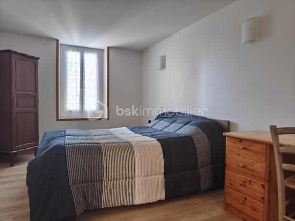 Cette maison de campagne vous attend, avec ses trois chambres (15, 15 et 20 m² environ), sa cuisine spacieuse (26 m² environ), sa salle-à-manger et son salon, salle d'eau et toilette. 
Sa grande véranda vous servira également de cuisine d'été.
Un cave complète le bien et ses deux hangar/séchoir à tabac. (59 et 80 m² environ).
Le terrain est quasi plat, avec un puits pour arroser le potager, le verger, et vos plantes ! Une partie de la parcelle est encore en zone constructible.

Isolation en laine de verre déroulée sur hourdis en 2016, isolation mur, double vitrage, volets bois, chauffage par PAC A/A de 2014, VMC, tout à l'égout, puits fonctionnel.

Une visite s'impose !
Votre conseillère est disponible 7/7 Jours.