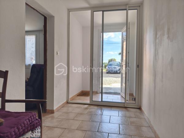 Cette maison de campagne vous attend, avec ses trois chambres (15, 15 et 20 m² environ), sa cuisine spacieuse (26 m² environ), sa salle-à-manger et son salon, salle d'eau et toilette. 
Sa grande véranda vous servira également de cuisine d'été.
Un cave complète le bien et ses deux hangar/séchoir à tabac. (59 et 80 m² environ).
Le terrain est quasi plat, avec un puits pour arroser le potager, le verger, et vos plantes ! Une partie de la parcelle est encore en zone constructible.

Isolation en laine de verre déroulée sur hourdis en 2016, isolation mur, double vitrage, volets bois, chauffage par PAC A/A de 2014, VMC, tout à l'égout, puits fonctionnel.

Une visite s'impose !
Votre conseillère est disponible 7/7 Jours.