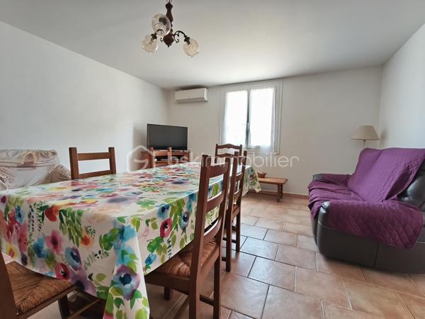 Cette maison de campagne vous attend, avec ses trois chambres (15, 15 et 20 m² environ), sa cuisine spacieuse (26 m² environ), sa salle-à-manger et son salon, salle d'eau et toilette. 
Sa grande véranda vous servira également de cuisine d'été.
Un cave complète le bien et ses deux hangar/séchoir à tabac. (59 et 80 m² environ).
Le terrain est quasi plat, avec un puits pour arroser le potager, le verger, et vos plantes ! Une partie de la parcelle est encore en zone constructible.

Isolation en laine de verre déroulée sur hourdis en 2016, isolation mur, double vitrage, volets bois, chauffage par PAC A/A de 2014, VMC, tout à l'égout, puits fonctionnel.

Une visite s'impose !
Votre conseillère est disponible 7/7 Jours.