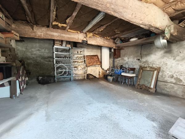 Cette maison de campagne vous attend, avec ses trois chambres (15, 15 et 20 m² environ), sa cuisine spacieuse (26 m² environ), sa salle-à-manger et son salon, salle d'eau et toilette. 
Sa grande véranda vous servira également de cuisine d'été.
Un cave complète le bien et ses deux hangar/séchoir à tabac. (59 et 80 m² environ).
Le terrain est quasi plat, avec un puits pour arroser le potager, le verger, et vos plantes ! Une partie de la parcelle est encore en zone constructible.

Isolation en laine de verre déroulée sur hourdis en 2016, isolation mur, double vitrage, volets bois, chauffage par PAC A/A de 2014, VMC, tout à l'égout, puits fonctionnel.

Une visite s'impose !
Votre conseillère est disponible 7/7 Jours.