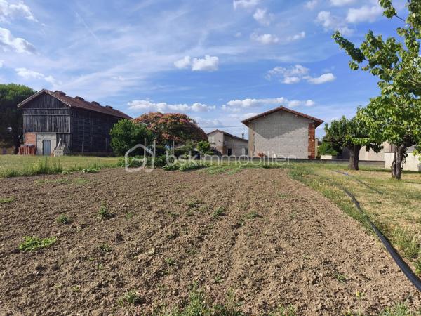 Cette maison de campagne vous attend, avec ses trois chambres (15, 15 et 20 m² environ), sa cuisine spacieuse (26 m² environ), sa salle-à-manger et son salon, salle d'eau et toilette. 
Sa grande véranda vous servira également de cuisine d'été.
Un cave complète le bien et ses deux hangar/séchoir à tabac. (59 et 80 m² environ).
Le terrain est quasi plat, avec un puits pour arroser le potager, le verger, et vos plantes ! Une partie de la parcelle est encore en zone constructible.

Isolation en laine de verre déroulée sur hourdis en 2016, isolation mur, double vitrage, volets bois, chauffage par PAC A/A de 2014, VMC, tout à l'égout, puits fonctionnel.

Une visite s'impose !
Votre conseillère est disponible 7/7 Jours.