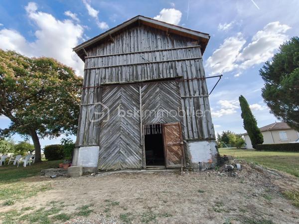 Cette maison de campagne vous attend, avec ses trois chambres (15, 15 et 20 m² environ), sa cuisine spacieuse (26 m² environ), sa salle-à-manger et son salon, salle d'eau et toilette. 
Sa grande véranda vous servira également de cuisine d'été.
Un cave complète le bien et ses deux hangar/séchoir à tabac. (59 et 80 m² environ).
Le terrain est quasi plat, avec un puits pour arroser le potager, le verger, et vos plantes ! Une partie de la parcelle est encore en zone constructible.

Isolation en laine de verre déroulée sur hourdis en 2016, isolation mur, double vitrage, volets bois, chauffage par PAC A/A de 2014, VMC, tout à l'égout, puits fonctionnel.

Une visite s'impose !
Votre conseillère est disponible 7/7 Jours.