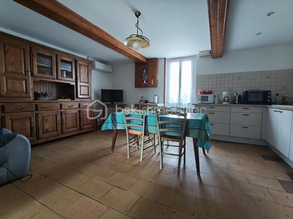 Cette maison de campagne vous attend, avec ses trois chambres (15, 15 et 20 m² environ), sa cuisine spacieuse (26 m² environ), sa salle-à-manger et son salon, salle d'eau et toilette. 
Sa grande véranda vous servira également de cuisine d'été.
Un cave complète le bien et ses deux hangar/séchoir à tabac. (59 et 80 m² environ).
Le terrain est quasi plat, avec un puits pour arroser le potager, le verger, et vos plantes ! Une partie de la parcelle est encore en zone constructible.

Isolation en laine de verre déroulée sur hourdis en 2016, isolation mur, double vitrage, volets bois, chauffage par PAC A/A de 2014, VMC, tout à l'égout, puits fonctionnel.

Une visite s'impose !
Votre conseillère est disponible 7/7 Jours.
