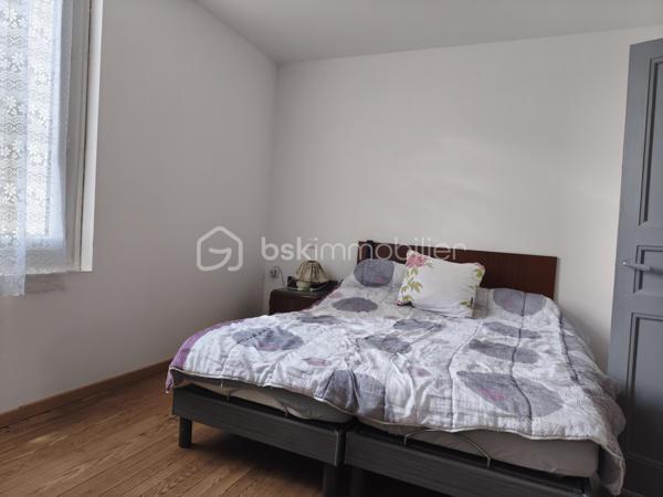 Cette maison de campagne vous attend, avec ses trois chambres (15, 15 et 20 m² environ), sa cuisine spacieuse (26 m² environ), sa salle-à-manger et son salon, salle d'eau et toilette. 
Sa grande véranda vous servira également de cuisine d'été.
Un cave complète le bien et ses deux hangar/séchoir à tabac. (59 et 80 m² environ).
Le terrain est quasi plat, avec un puits pour arroser le potager, le verger, et vos plantes ! Une partie de la parcelle est encore en zone constructible.

Isolation en laine de verre déroulée sur hourdis en 2016, isolation mur, double vitrage, volets bois, chauffage par PAC A/A de 2014, VMC, tout à l'égout, puits fonctionnel.

Une visite s'impose !
Votre conseillère est disponible 7/7 Jours.