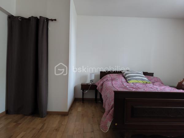 Cette maison de campagne vous attend, avec ses trois chambres (15, 15 et 20 m² environ), sa cuisine spacieuse (26 m² environ), sa salle-à-manger et son salon, salle d'eau et toilette. 
Sa grande véranda vous servira également de cuisine d'été.
Un cave complète le bien et ses deux hangar/séchoir à tabac. (59 et 80 m² environ).
Le terrain est quasi plat, avec un puits pour arroser le potager, le verger, et vos plantes ! Une partie de la parcelle est encore en zone constructible.

Isolation en laine de verre déroulée sur hourdis en 2016, isolation mur, double vitrage, volets bois, chauffage par PAC A/A de 2014, VMC, tout à l'égout, puits fonctionnel.

Une visite s'impose !
Votre conseillère est disponible 7/7 Jours.