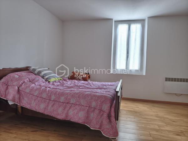 Cette maison de campagne vous attend, avec ses trois chambres (15, 15 et 20 m² environ), sa cuisine spacieuse (26 m² environ), sa salle-à-manger et son salon, salle d'eau et toilette. 
Sa grande véranda vous servira également de cuisine d'été.
Un cave complète le bien et ses deux hangar/séchoir à tabac. (59 et 80 m² environ).
Le terrain est quasi plat, avec un puits pour arroser le potager, le verger, et vos plantes ! Une partie de la parcelle est encore en zone constructible.

Isolation en laine de verre déroulée sur hourdis en 2016, isolation mur, double vitrage, volets bois, chauffage par PAC A/A de 2014, VMC, tout à l'égout, puits fonctionnel.

Une visite s'impose !
Votre conseillère est disponible 7/7 Jours.