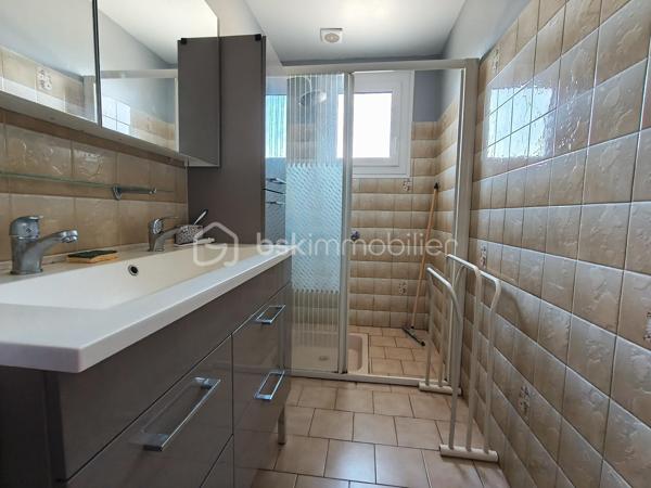 Cette maison de campagne vous attend, avec ses trois chambres (15, 15 et 20 m² environ), sa cuisine spacieuse (26 m² environ), sa salle-à-manger et son salon, salle d'eau et toilette. 
Sa grande véranda vous servira également de cuisine d'été.
Un cave complète le bien et ses deux hangar/séchoir à tabac. (59 et 80 m² environ).
Le terrain est quasi plat, avec un puits pour arroser le potager, le verger, et vos plantes ! Une partie de la parcelle est encore en zone constructible.

Isolation en laine de verre déroulée sur hourdis en 2016, isolation mur, double vitrage, volets bois, chauffage par PAC A/A de 2014, VMC, tout à l'égout, puits fonctionnel.

Une visite s'impose !
Votre conseillère est disponible 7/7 Jours.