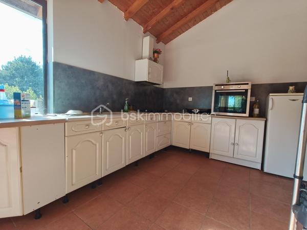 Cette maison de campagne vous attend, avec ses trois chambres (15, 15 et 20 m² environ), sa cuisine spacieuse (26 m² environ), sa salle-à-manger et son salon, salle d'eau et toilette. 
Sa grande véranda vous servira également de cuisine d'été.
Un cave complète le bien et ses deux hangar/séchoir à tabac. (59 et 80 m² environ).
Le terrain est quasi plat, avec un puits pour arroser le potager, le verger, et vos plantes ! Une partie de la parcelle est encore en zone constructible.

Isolation en laine de verre déroulée sur hourdis en 2016, isolation mur, double vitrage, volets bois, chauffage par PAC A/A de 2014, VMC, tout à l'égout, puits fonctionnel.

Une visite s'impose !
Votre conseillère est disponible 7/7 Jours.