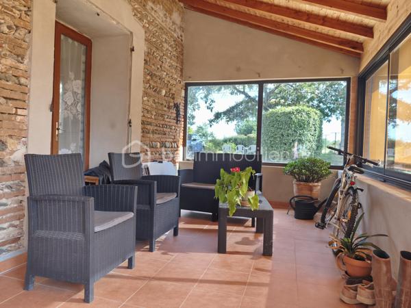 Cette maison de campagne vous attend, avec ses trois chambres (15, 15 et 20 m² environ), sa cuisine spacieuse (26 m² environ), sa salle-à-manger et son salon, salle d'eau et toilette. 
Sa grande véranda vous servira également de cuisine d'été.
Un cave complète le bien et ses deux hangar/séchoir à tabac. (59 et 80 m² environ).
Le terrain est quasi plat, avec un puits pour arroser le potager, le verger, et vos plantes ! Une partie de la parcelle est encore en zone constructible.

Isolation en laine de verre déroulée sur hourdis en 2016, isolation mur, double vitrage, volets bois, chauffage par PAC A/A de 2014, VMC, tout à l'égout, puits fonctionnel.

Une visite s'impose !
Votre conseillère est disponible 7/7 Jours.