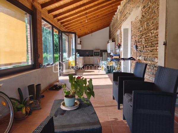 Cette maison de campagne vous attend, avec ses trois chambres (15, 15 et 20 m² environ), sa cuisine spacieuse (26 m² environ), sa salle-à-manger et son salon, salle d'eau et toilette. 
Sa grande véranda vous servira également de cuisine d'été.
Un cave complète le bien et ses deux hangar/séchoir à tabac. (59 et 80 m² environ).
Le terrain est quasi plat, avec un puits pour arroser le potager, le verger, et vos plantes ! Une partie de la parcelle est encore en zone constructible.

Isolation en laine de verre déroulée sur hourdis en 2016, isolation mur, double vitrage, volets bois, chauffage par PAC A/A de 2014, VMC, tout à l'égout, puits fonctionnel.

Une visite s'impose !
Votre conseillère est disponible 7/7 Jours.