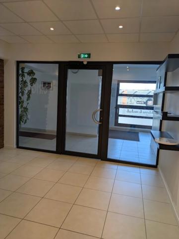 Dpt Isère (38), à louer BOURGOIN JALLIEU Local commercial 75 m²