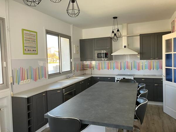 A Royan, à vendre, maison 210 m², 6 chambres, véranda, garage, cave, sur 502m² de terrain