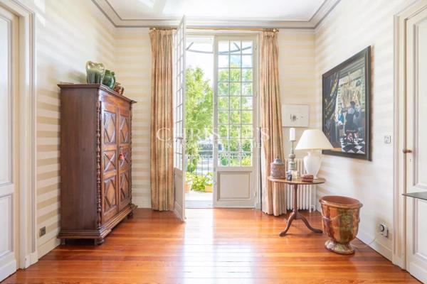 Bordeaux Saint Augustin – Maison en pierre de 300m² avec jardin, garage, piscine