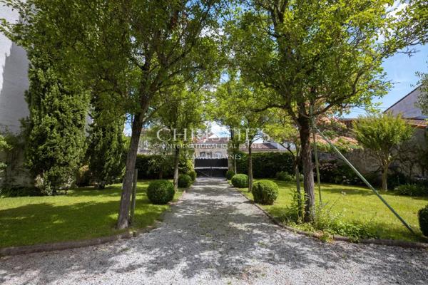 Bordeaux Saint Augustin – Maison en pierre de 300m² avec jardin, garage, piscine