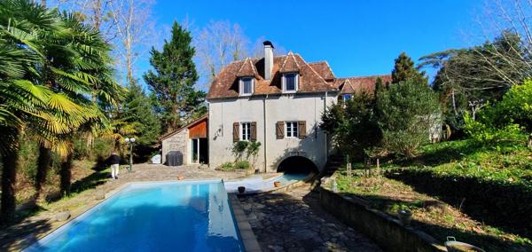 Ancien moulin du 19e avec parc arboré et piscine