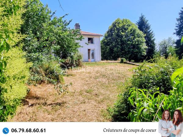 Nous vous proposons en exclusivité cette jolie maison en pierre rénovée.
Elle se compose:
-Au rez-de-chaussée : une grande entrée de 14 m² environ avec un bel escalier en marbre et fer forgé, un salon avec cheminée, mezzanine, cuisine moderne toute équipée, cellier, cave. Une lingerie, chaufferie, wc séparé, une salle d'eau. Une chambre de 25 m² environ avec accès sur la terrasse, cette pièce peut également être utilisée comme salle à manger ou second salon.
-A l'étage : 3 belles chambres (de 13 à 25m² environ), une salle d'eau, wc séparé, un dressing de 13m² environ.
A l'extérieur : Attenant à la maison, une très grande dépendance offre un gros potentiel d'agrandissement. Un grand garage, préau, atelier chauffé. Petits toits.
Jardin clos et arboré (arbres fruitiers), avec deux accès sur la propriété.

Confort : Pompe à chaleur, ballon d'eau chaude thermodynamique, panneaux photovoltaïques en autoconsommation. 
Toiture neuve. Double vitrage, assainissement individuel.
Quelques finitions à prévoir. 

Située à quelques minutes du centre de Celles-Sur-Belle (école, collège), et à 20 minutes de Niort. 

Notre regard : "On adore le cachet ! C'est un bien qui allie ancien et moderne, très lumineux. Les portes fenêtres au rez-de-chaussée offrent un effet dedans / dehors très appréciable. En ce qui concerne l'aspect énergétique, difficile de faire mieux. L'emplacement est également idéal : à proximité des commerces tout en étant au calme".

Vendeurs, avis de valeur offert. Acquéreurs, bénéficiez de notre service financier.