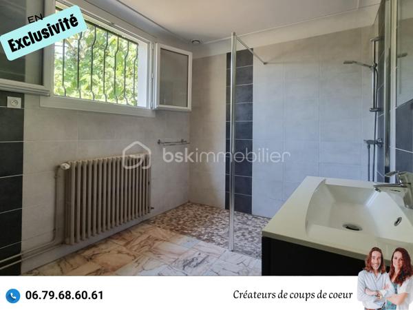 Nous vous proposons en exclusivité cette jolie maison en pierre rénovée.
Elle se compose:
-Au rez-de-chaussée : une grande entrée de 14 m² environ avec un bel escalier en marbre et fer forgé, un salon avec cheminée, mezzanine, cuisine moderne toute équipée, cellier, cave. Une lingerie, chaufferie, wc séparé, une salle d'eau. Une chambre de 25 m² environ avec accès sur la terrasse, cette pièce peut également être utilisée comme salle à manger ou second salon.
-A l'étage : 3 belles chambres (de 13 à 25m² environ), une salle d'eau, wc séparé, un dressing de 13m² environ.
A l'extérieur : Attenant à la maison, une très grande dépendance offre un gros potentiel d'agrandissement. Un grand garage, préau, atelier chauffé. Petits toits.
Jardin clos et arboré (arbres fruitiers), avec deux accès sur la propriété.

Confort : Pompe à chaleur, ballon d'eau chaude thermodynamique, panneaux photovoltaïques en autoconsommation. 
Toiture neuve. Double vitrage, assainissement individuel.
Quelques finitions à prévoir. 

Située à quelques minutes du centre de Celles-Sur-Belle (école, collège), et à 20 minutes de Niort. 

Notre regard : "On adore le cachet ! C'est un bien qui allie ancien et moderne, très lumineux. Les portes fenêtres au rez-de-chaussée offrent un effet dedans / dehors très appréciable. En ce qui concerne l'aspect énergétique, difficile de faire mieux. L'emplacement est également idéal : à proximité des commerces tout en étant au calme".

Vendeurs, avis de valeur offert. Acquéreurs, bénéficiez de notre service financier.