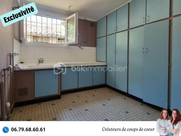 Nous vous proposons en exclusivité cette jolie maison en pierre rénovée.
Elle se compose:
-Au rez-de-chaussée : une grande entrée de 14 m² environ avec un bel escalier en marbre et fer forgé, un salon avec cheminée, mezzanine, cuisine moderne toute équipée, cellier, cave. Une lingerie, chaufferie, wc séparé, une salle d'eau. Une chambre de 25 m² environ avec accès sur la terrasse, cette pièce peut également être utilisée comme salle à manger ou second salon.
-A l'étage : 3 belles chambres (de 13 à 25m² environ), une salle d'eau, wc séparé, un dressing de 13m² environ.
A l'extérieur : Attenant à la maison, une très grande dépendance offre un gros potentiel d'agrandissement. Un grand garage, préau, atelier chauffé. Petits toits.
Jardin clos et arboré (arbres fruitiers), avec deux accès sur la propriété.

Confort : Pompe à chaleur, ballon d'eau chaude thermodynamique, panneaux photovoltaïques en autoconsommation. 
Toiture neuve. Double vitrage, assainissement individuel.
Quelques finitions à prévoir. 

Située à quelques minutes du centre de Celles-Sur-Belle (école, collège), et à 20 minutes de Niort. 

Notre regard : "On adore le cachet ! C'est un bien qui allie ancien et moderne, très lumineux. Les portes fenêtres au rez-de-chaussée offrent un effet dedans / dehors très appréciable. En ce qui concerne l'aspect énergétique, difficile de faire mieux. L'emplacement est également idéal : à proximité des commerces tout en étant au calme".

Vendeurs, avis de valeur offert. Acquéreurs, bénéficiez de notre service financier.