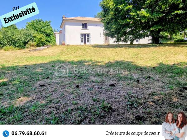 Nous vous proposons en exclusivité cette jolie maison en pierre rénovée.
Elle se compose:
-Au rez-de-chaussée : une grande entrée de 14 m² environ avec un bel escalier en marbre et fer forgé, un salon avec cheminée, mezzanine, cuisine moderne toute équipée, cellier, cave. Une lingerie, chaufferie, wc séparé, une salle d'eau. Une chambre de 25 m² environ avec accès sur la terrasse, cette pièce peut également être utilisée comme salle à manger ou second salon.
-A l'étage : 3 belles chambres (de 13 à 25m² environ), une salle d'eau, wc séparé, un dressing de 13m² environ.
A l'extérieur : Attenant à la maison, une très grande dépendance offre un gros potentiel d'agrandissement. Un grand garage, préau, atelier chauffé. Petits toits.
Jardin clos et arboré (arbres fruitiers), avec deux accès sur la propriété.

Confort : Pompe à chaleur, ballon d'eau chaude thermodynamique, panneaux photovoltaïques en autoconsommation. 
Toiture neuve. Double vitrage, assainissement individuel.
Quelques finitions à prévoir. 

Située à quelques minutes du centre de Celles-Sur-Belle (école, collège), et à 20 minutes de Niort. 

Notre regard : "On adore le cachet ! C'est un bien qui allie ancien et moderne, très lumineux. Les portes fenêtres au rez-de-chaussée offrent un effet dedans / dehors très appréciable. En ce qui concerne l'aspect énergétique, difficile de faire mieux. L'emplacement est également idéal : à proximité des commerces tout en étant au calme".

Vendeurs, avis de valeur offert. Acquéreurs, bénéficiez de notre service financier.