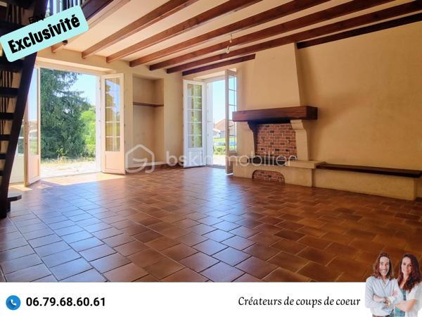 Nous vous proposons en exclusivité cette jolie maison en pierre rénovée.
Elle se compose:
-Au rez-de-chaussée : une grande entrée de 14 m² environ avec un bel escalier en marbre et fer forgé, un salon avec cheminée, mezzanine, cuisine moderne toute équipée, cellier, cave. Une lingerie, chaufferie, wc séparé, une salle d'eau. Une chambre de 25 m² environ avec accès sur la terrasse, cette pièce peut également être utilisée comme salle à manger ou second salon.
-A l'étage : 3 belles chambres (de 13 à 25m² environ), une salle d'eau, wc séparé, un dressing de 13m² environ.
A l'extérieur : Attenant à la maison, une très grande dépendance offre un gros potentiel d'agrandissement. Un grand garage, préau, atelier chauffé. Petits toits.
Jardin clos et arboré (arbres fruitiers), avec deux accès sur la propriété.

Confort : Pompe à chaleur, ballon d'eau chaude thermodynamique, panneaux photovoltaïques en autoconsommation. 
Toiture neuve. Double vitrage, assainissement individuel.
Quelques finitions à prévoir. 

Située à quelques minutes du centre de Celles-Sur-Belle (école, collège), et à 20 minutes de Niort. 

Notre regard : "On adore le cachet ! C'est un bien qui allie ancien et moderne, très lumineux. Les portes fenêtres au rez-de-chaussée offrent un effet dedans / dehors très appréciable. En ce qui concerne l'aspect énergétique, difficile de faire mieux. L'emplacement est également idéal : à proximité des commerces tout en étant au calme".

Vendeurs, avis de valeur offert. Acquéreurs, bénéficiez de notre service financier.