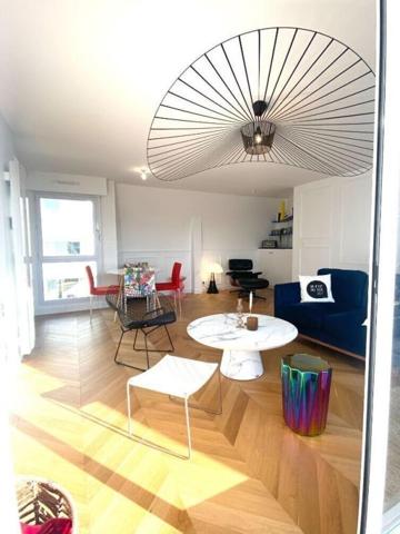 Appartement T5 d'exception de 102 M² avec garage, parking, 2 caves et balcon. VANNES CENTRE