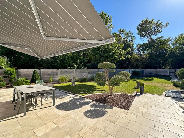 Maison avec piscine face à la Forêt