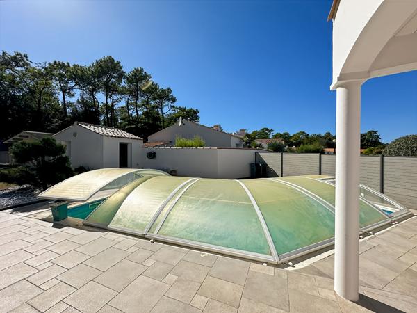 Maison avec piscine face à la Forêt