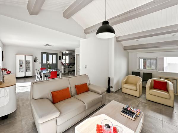 Maison avec piscine face à la Forêt