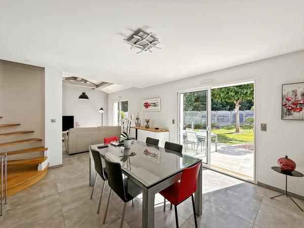 Maison avec piscine face à la Forêt