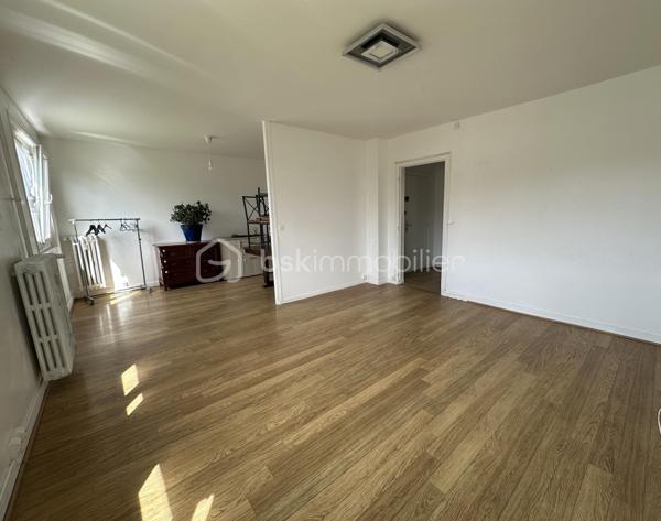 A Caen Rive Gauche, Secteur Venoix !
Situé dans un quartier résidentiel et une résidence sécurisée, découvrez cet agréable appartement d'environ 71 m² comprenant une entrée donnant sur un séjour salon, une cuisine indépendante avec cellier., deux chambres, dressing, salle d'eau, wc indépendant.
Possibilité de faire une troisième chambre.
Cave et grenier
Cet appartement est vendu loué.
Contactez-moi au 06.66.57.7I.58 pour plus d'informations !