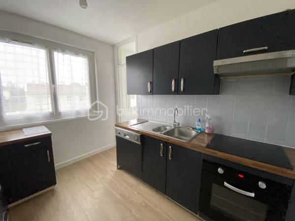 A Caen Rive Gauche, Secteur Venoix !
Situé dans un quartier résidentiel et une résidence sécurisée, découvrez cet agréable appartement d'environ 71 m² comprenant une entrée donnant sur un séjour salon, une cuisine indépendante avec cellier., deux chambres, dressing, salle d'eau, wc indépendant.
Possibilité de faire une troisième chambre.
Cave et grenier
Cet appartement est vendu loué.
Contactez-moi au 06.66.57.7I.58 pour plus d'informations !