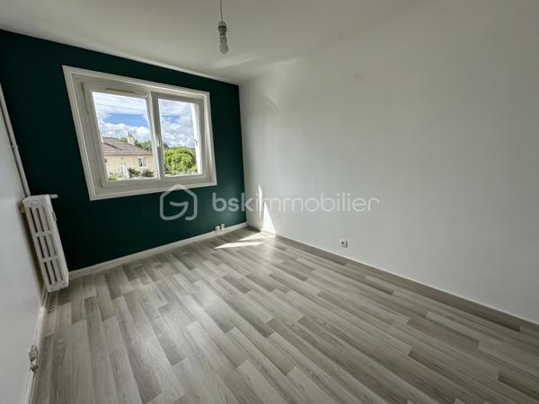 A Caen Rive Gauche, Secteur Venoix !
Situé dans un quartier résidentiel et une résidence sécurisée, découvrez cet agréable appartement d'environ 71 m² comprenant une entrée donnant sur un séjour salon, une cuisine indépendante avec cellier., deux chambres, dressing, salle d'eau, wc indépendant.
Possibilité de faire une troisième chambre.
Cave et grenier
Cet appartement est vendu loué.
Contactez-moi au 06.66.57.7I.58 pour plus d'informations !