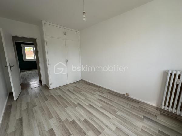 A Caen Rive Gauche, Secteur Venoix !
Situé dans un quartier résidentiel et une résidence sécurisée, découvrez cet agréable appartement d'environ 71 m² comprenant une entrée donnant sur un séjour salon, une cuisine indépendante avec cellier., deux chambres, dressing, salle d'eau, wc indépendant.
Possibilité de faire une troisième chambre.
Cave et grenier
Cet appartement est vendu loué.
Contactez-moi au 06.66.57.7I.58 pour plus d'informations !
