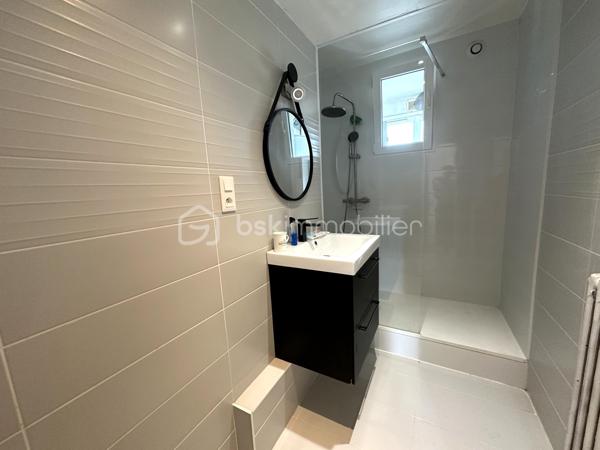 A Caen Rive Gauche, Secteur Venoix !
Situé dans un quartier résidentiel et une résidence sécurisée, découvrez cet agréable appartement d'environ 71 m² comprenant une entrée donnant sur un séjour salon, une cuisine indépendante avec cellier., deux chambres, dressing, salle d'eau, wc indépendant.
Possibilité de faire une troisième chambre.
Cave et grenier
Cet appartement est vendu loué.
Contactez-moi au 06.66.57.7I.58 pour plus d'informations !