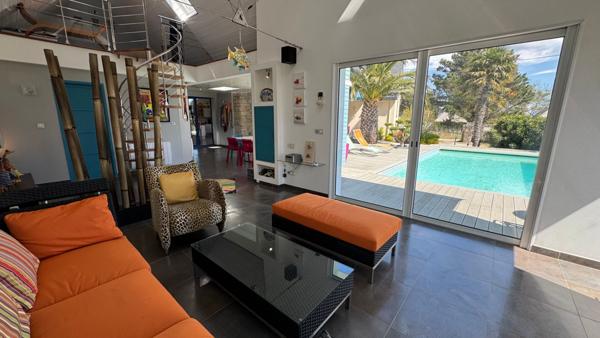 SAINT-PIERRE-QUIBERON - Propriété avec piscine et aperçu mer située à 100 mètres des plages de la baie !