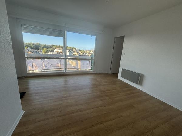 APPT T2 TRES LUMINEUX AVEC BALCON, parking et cave , Vannes