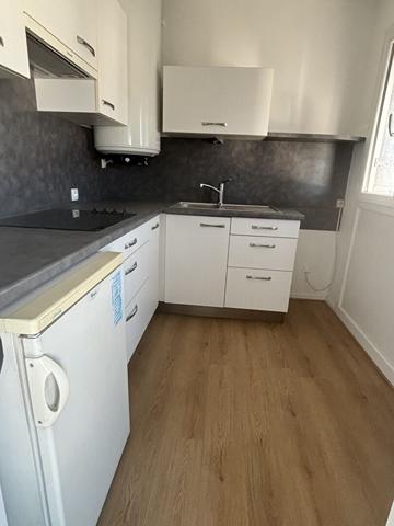 APPT T2 TRES LUMINEUX AVEC BALCON, parking et cave , Vannes